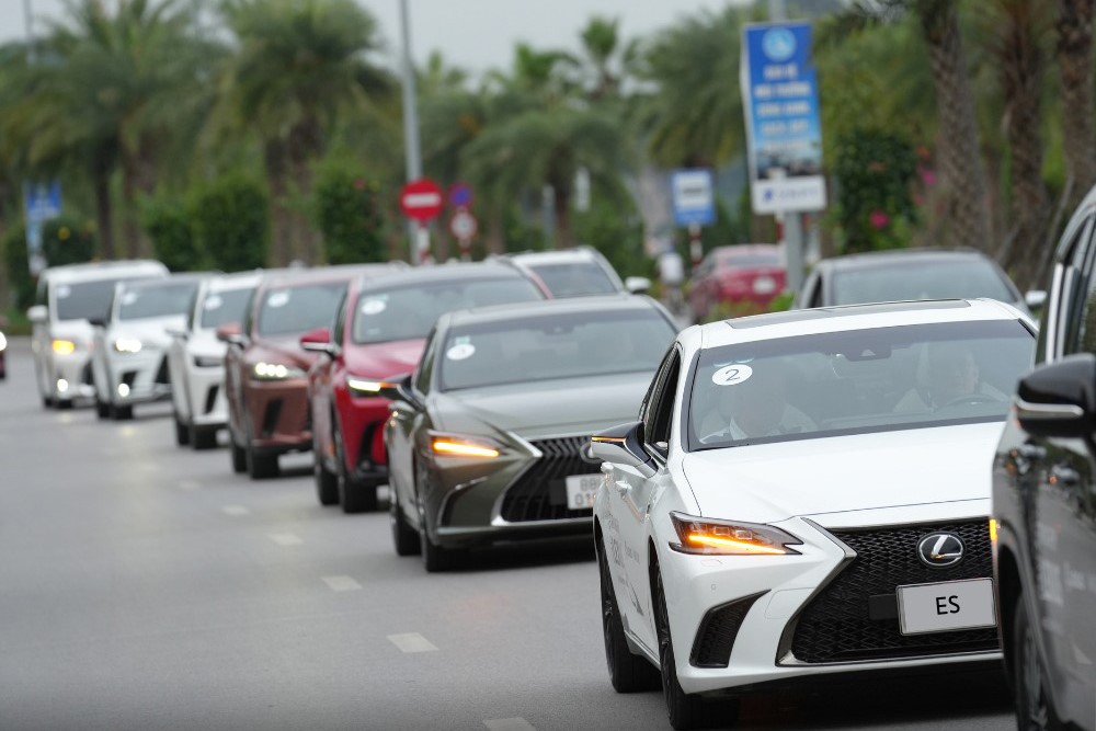 giá xe Lexus 5 chỗ